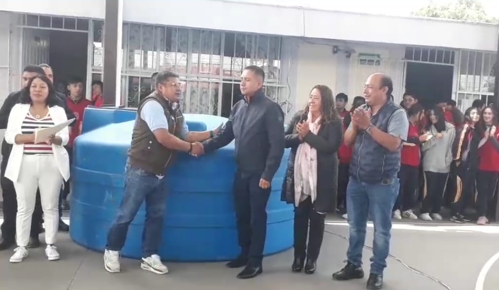 Entrega Edmundo Tlatehui cisternas captadoras de aguas pluviales a instituciones educativas 