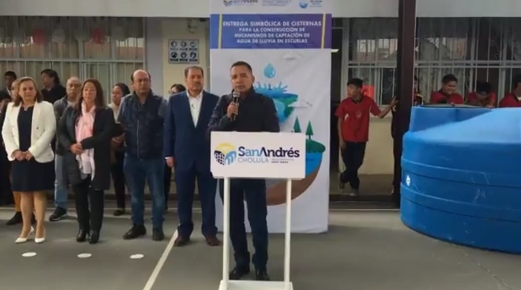 Por: Cortesía Lula Pineda Entrega Edmundo Tlatehui cisternas captadoras de aguas pluviales a instituciones educativas