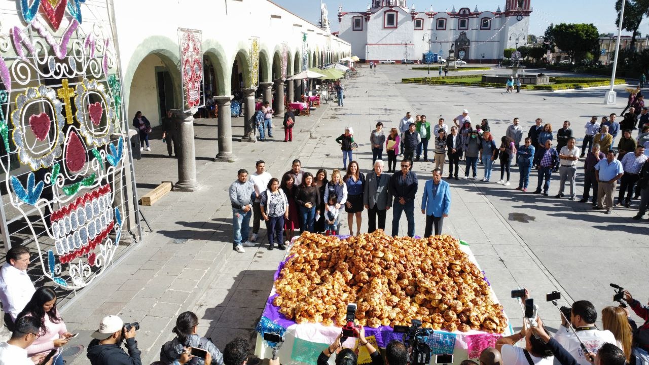 Paola Angon comparte junto a las familias la Hojaldra Monumental, elaborada por 15 panaderías locales 
