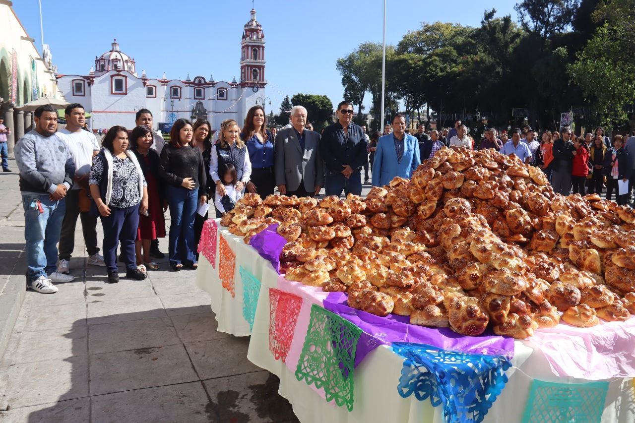 Paola Angon comparte junto a las familias la Hojaldra Monumental, elaborada por 15 panaderías locales 