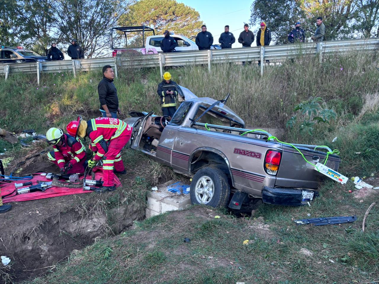  Madre e hijo sufre accidente vial; ella quedó prensada entre los hierros retorcidos, en Teolocholco
