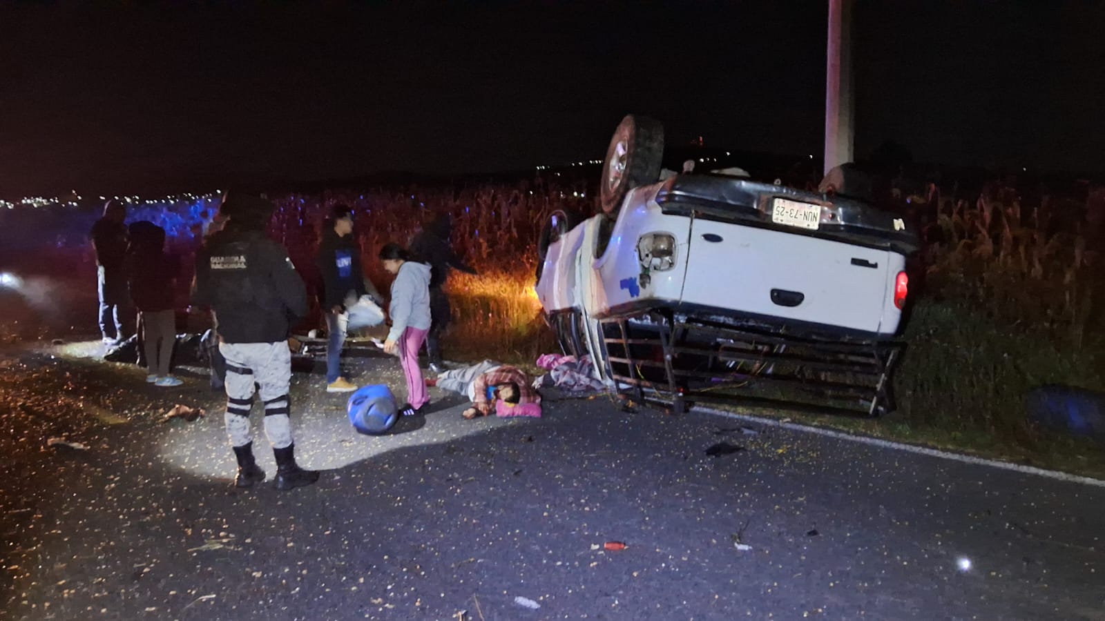 Perece una pareja en aparatosa volcadura registrada en Tlaxco; presunto responsable huye del lugar