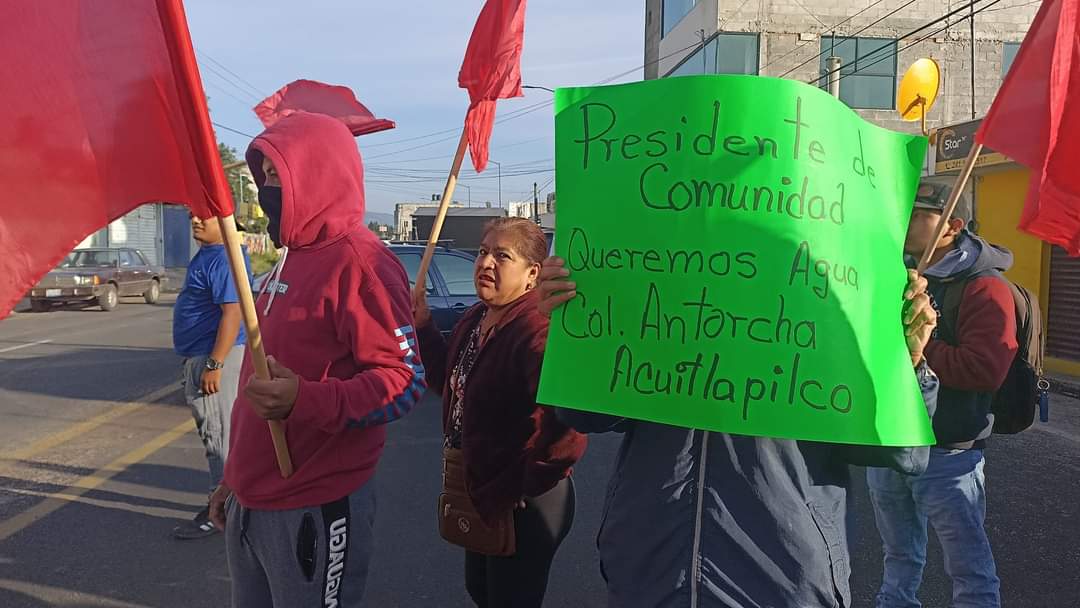 Por: Especial  ¡Queremos agua! En Acuitlapilco, Antorchistas paralizan autopista ante la falta de agua