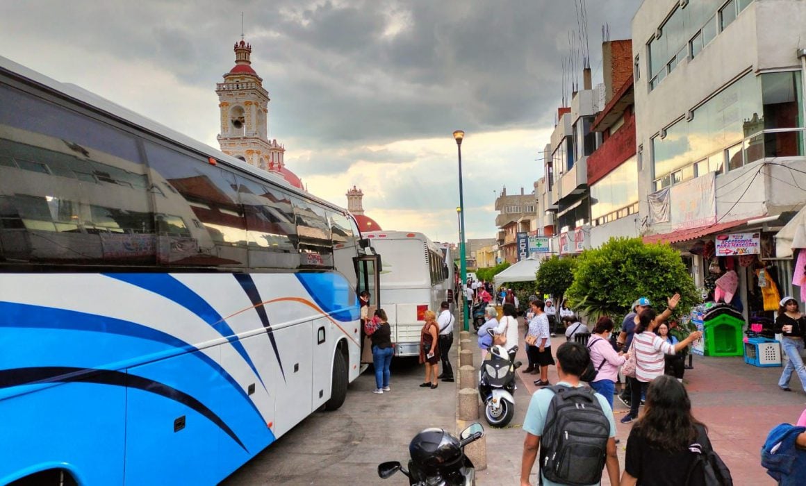 Por: Cortesía Abarrotan peregrinos el primer cuadro de Chiautempan