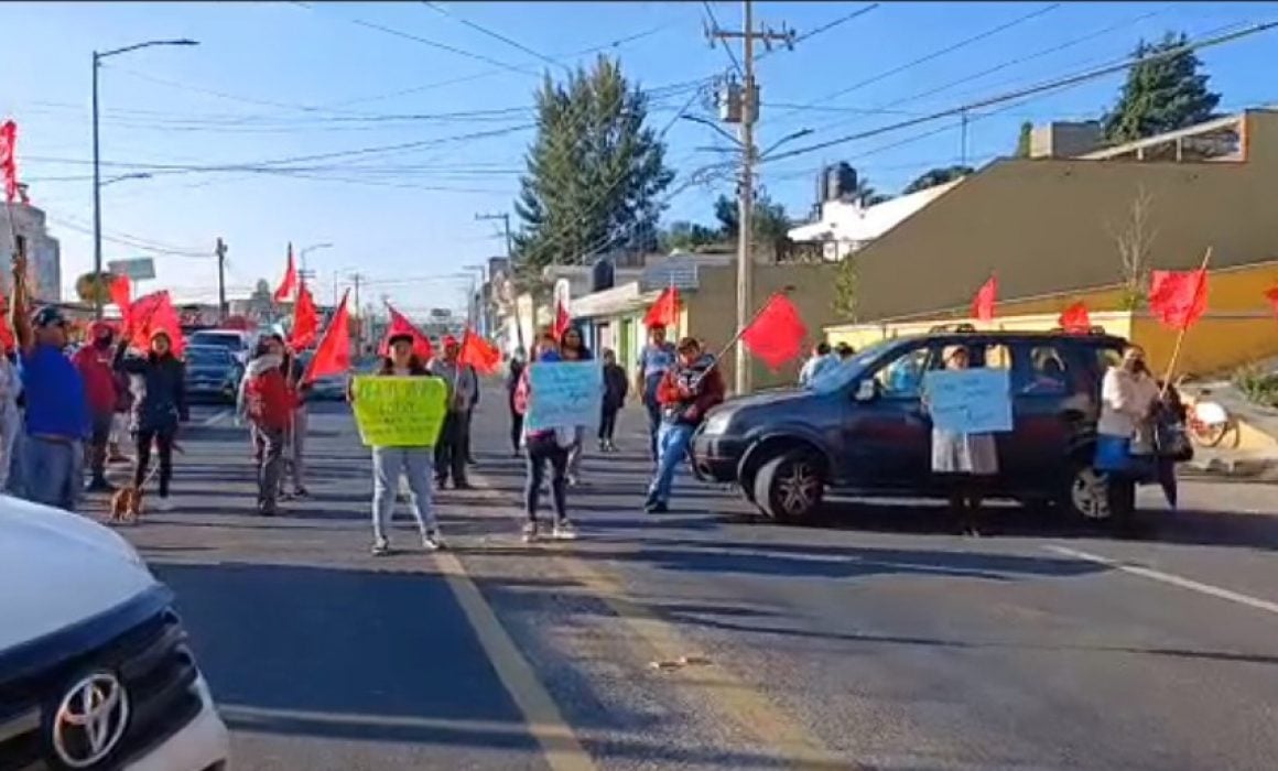 Por: Cortesía Bloquean pobladores carretera federal Tlaxcala-Puebla, en Acuitlapilco