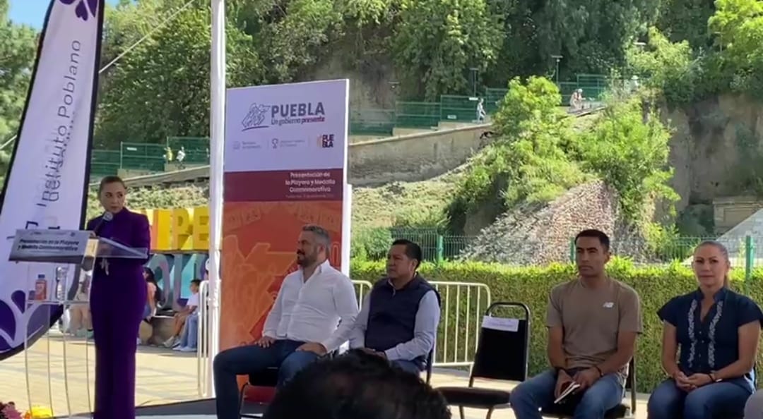 Presentan la medalla y playera conmemorativa del "Maratón Puebla 2023”