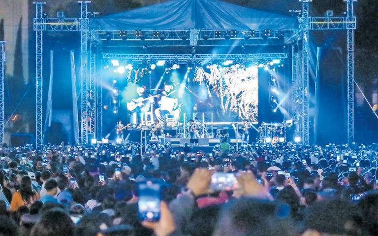 Deslumbra Grupo Pesado en el Teatro del Pueblo de la Feria 2023
