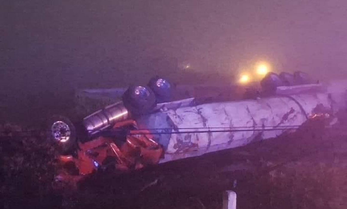 Por: Cortesía Vuelca pipa cargada con melaza en la México-Veracruz, en Huamantla