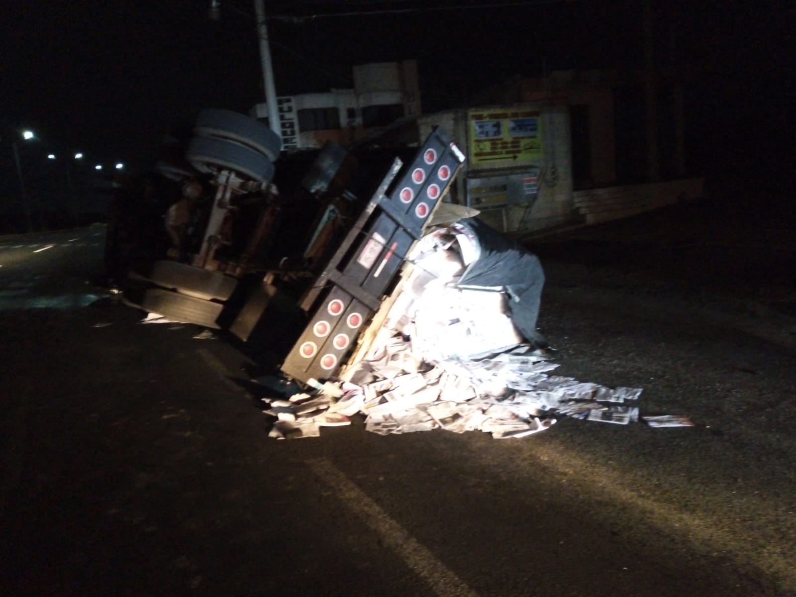 Vuelca camion cargado con libros de texto gratuitos de la SEP, en Tenancingo
