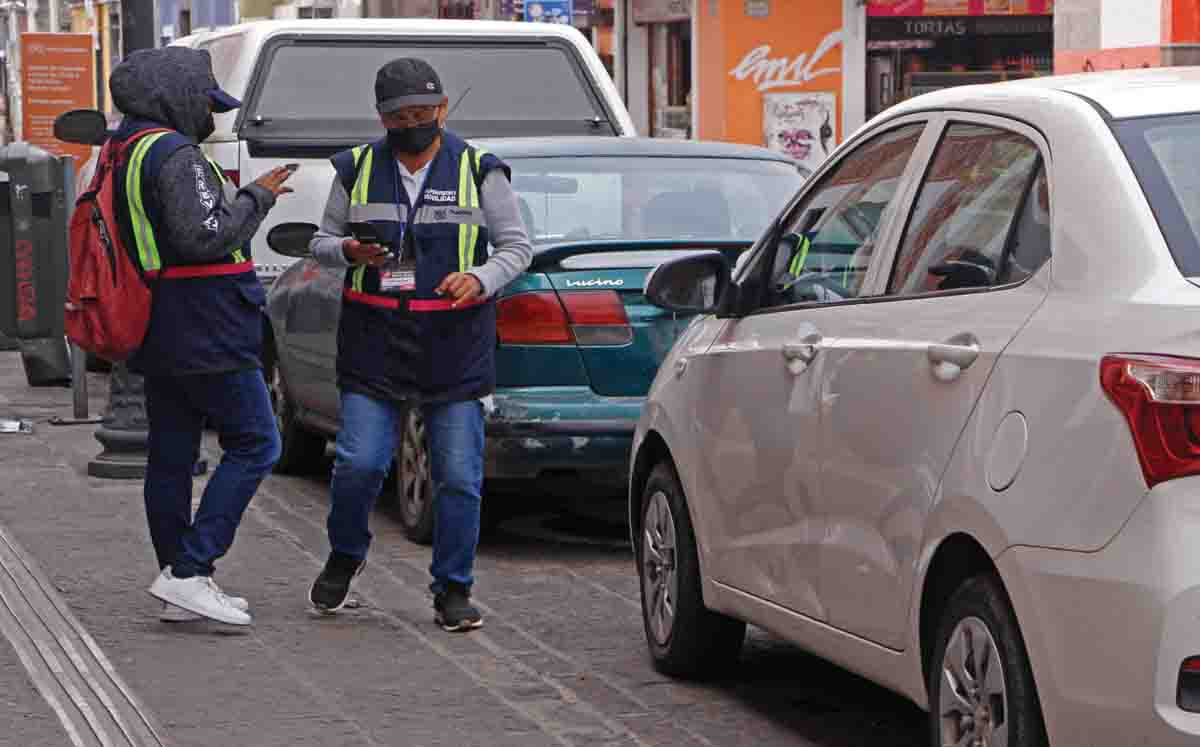 Agente de movilidad suspendido por presunta corrupción en colocación de placas vehiculares