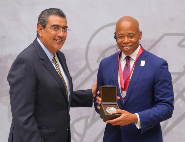 En visita a Puebla, alcalde de Nueva York pide que se detenga el flujo de migrantes