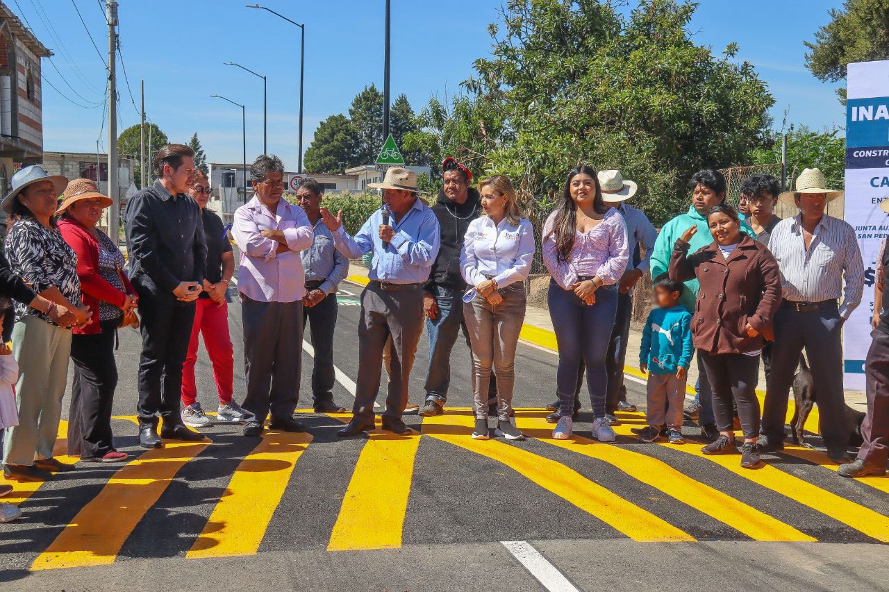 Entrega Paola Angon pavimentación de la calle Morelos, en beneficio San Agustín Calvario