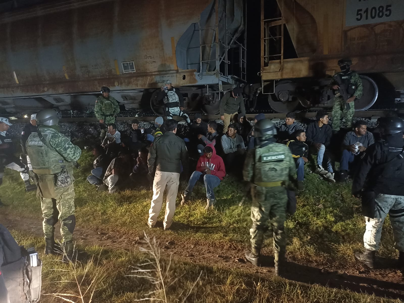 Detienen autoridades a 48 migrantes que viajaban a bordo del tren en el municipio de Xaloztoc