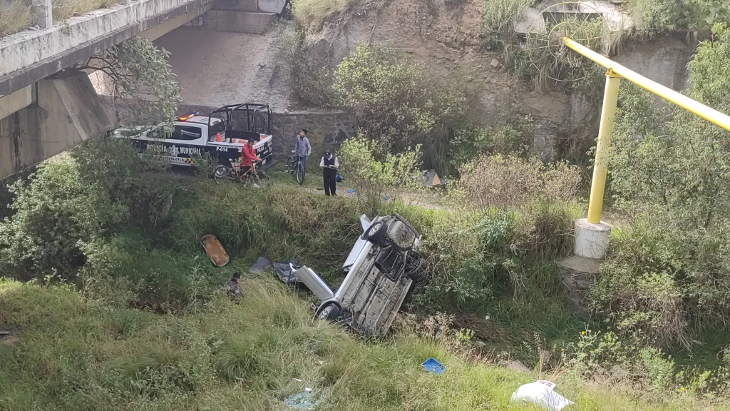 Sobrevive conductor a aparatosa volcadura, en Papalotla; quedó atrapado por varios minutos 