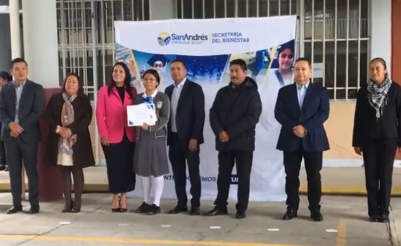 Por: Cortesía Lula Pineda Edmundo Tlatehui encabeza ceremonia cívica en Bachillerato de San Luis Tehuiloyocan