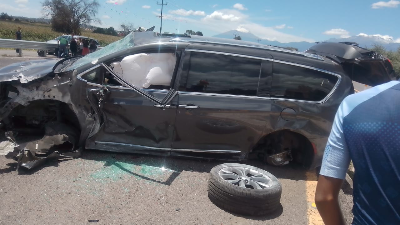 Vuelca camioneta familiar sobre la autopista Tlaxcala-San Martín Texmelucan