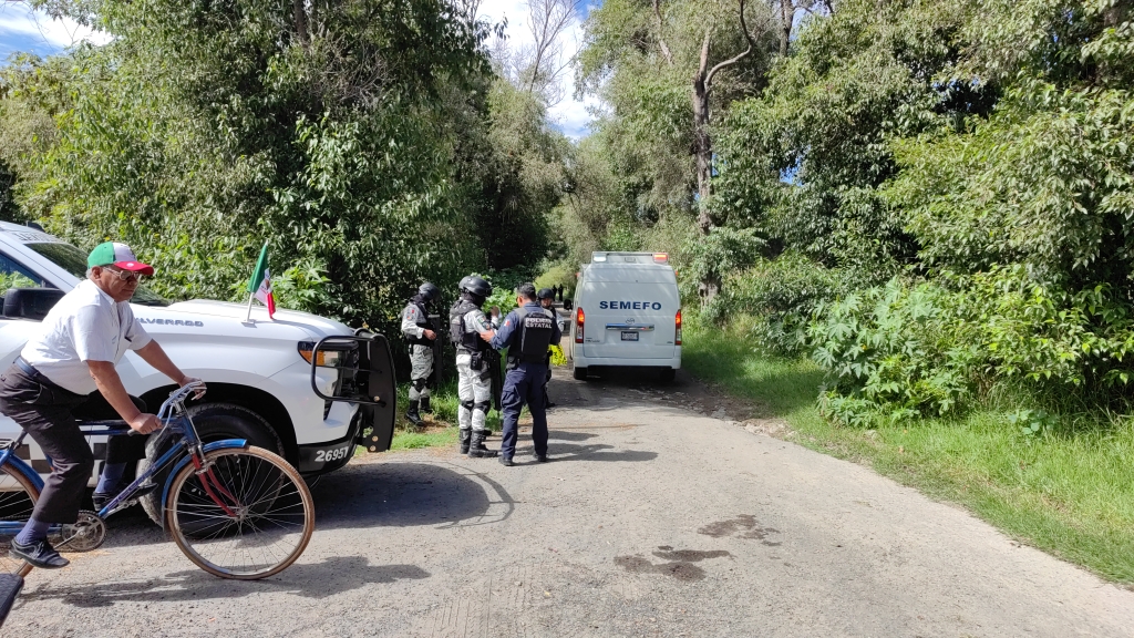 Hallan cadáver embolsado en camino de terracería, en Zacatelco