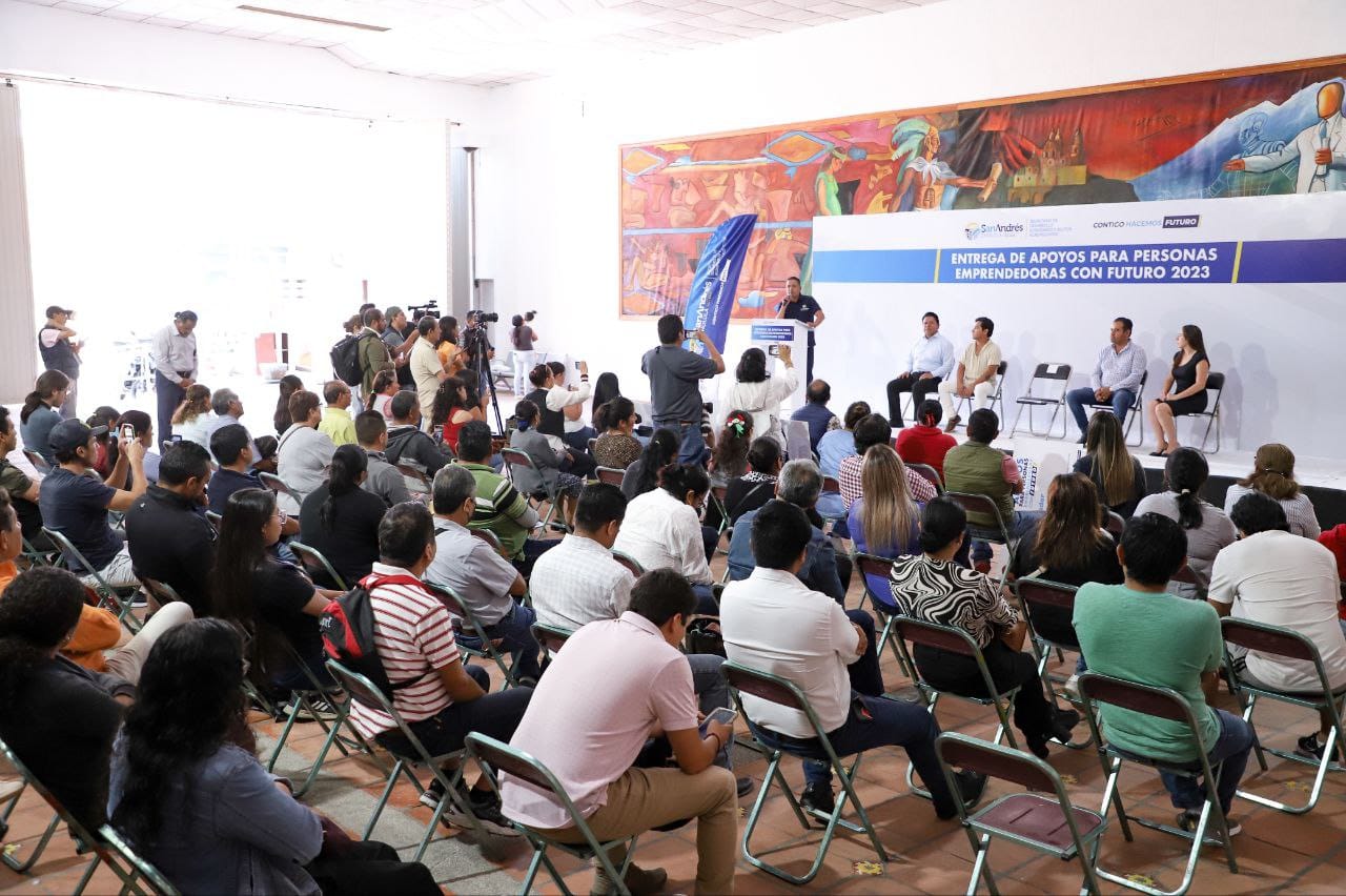 Comunicado oficial Entrega Mundo Tlatehui apoyos económicos a personas emprendedoras del municipio