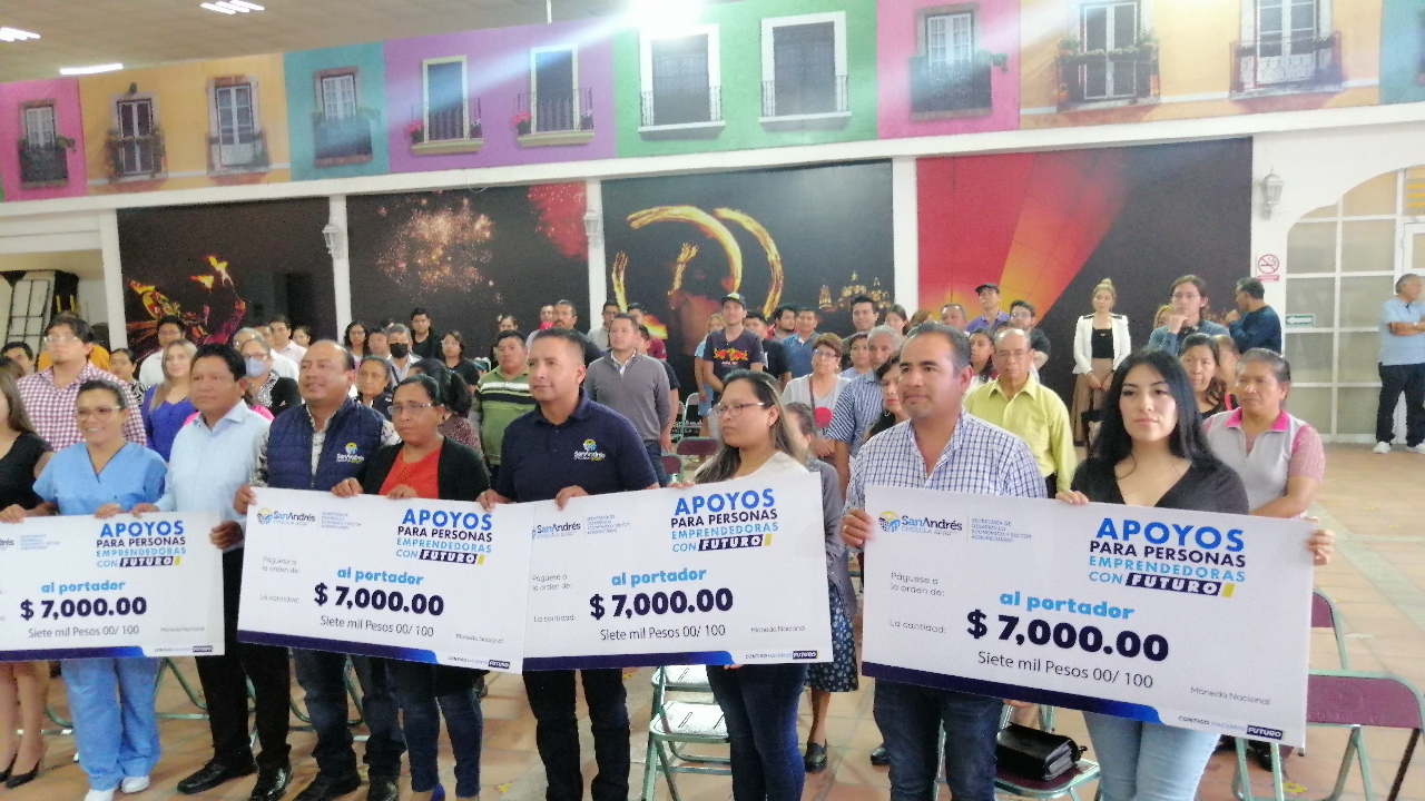 Edmundo Tlatehui entrega apoyos a 66 emprendedores para impulsar la economía local