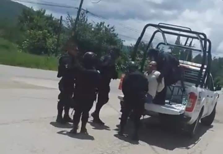 En Guerrero, detienen y violentan a padre de normalista huamantleco desaparecido en Ayotzinapa