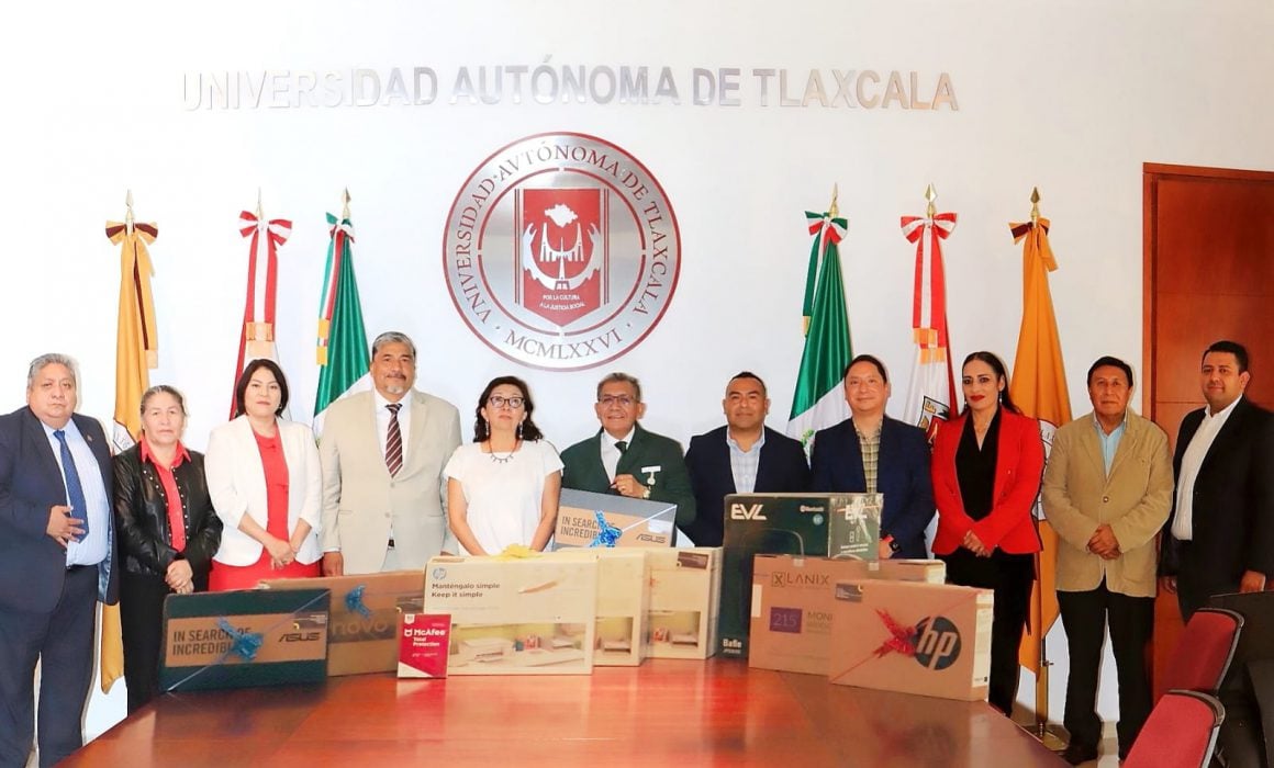 Por: Cortesía Recibe UATX donación de equipos digitales por parte de egresado
