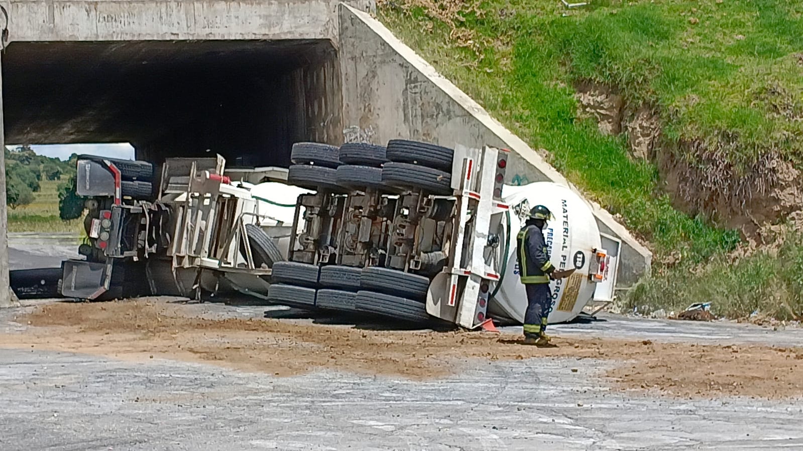 Vuelca pipa cargada de cloro, en Tocatlán; cuerpos de emergencia contienen derrame de líquidos