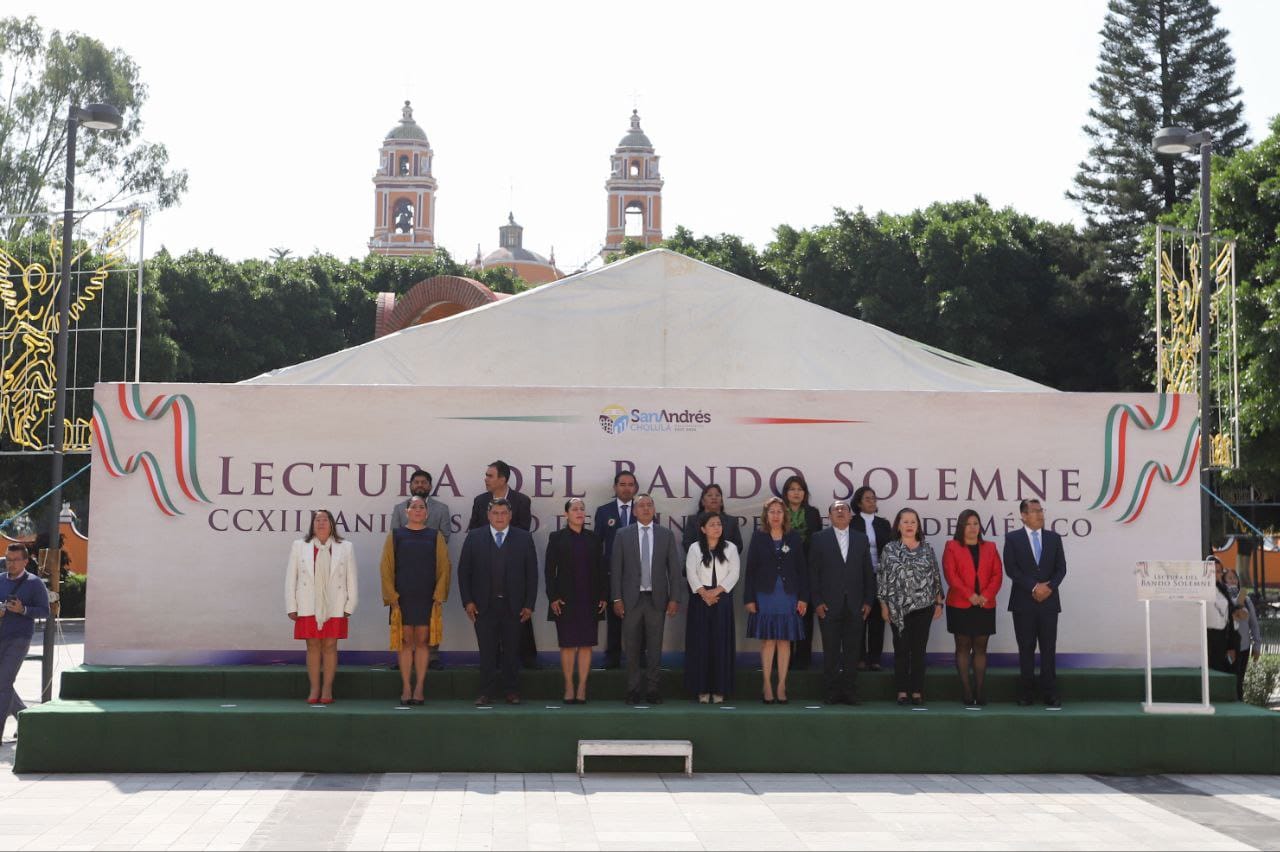 Encabeza Mundo Tlatehui Ceremonia Cívica y devela Bando Solemne de Fiestas Patrias