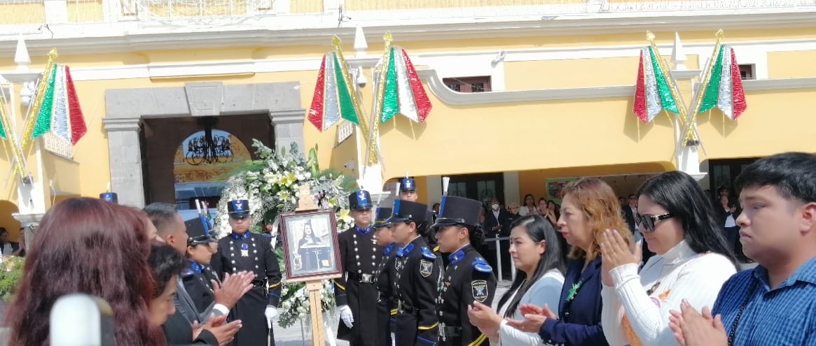 Por: Cortesía Lula Pineda Ayuntamiento de San Andrés Cholula pega Bando Solemne y rinde homenaje a la diputada Aurora Sierra