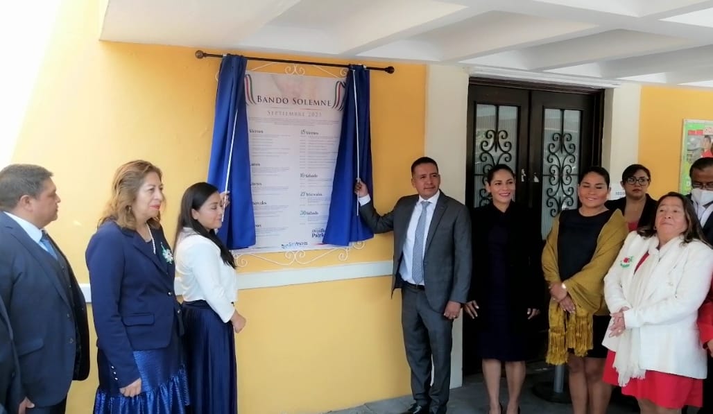 Ayuntamiento de San Andrés Cholula pega Bando Solemne y rinde homenaje a la diputada Aurora Sierra