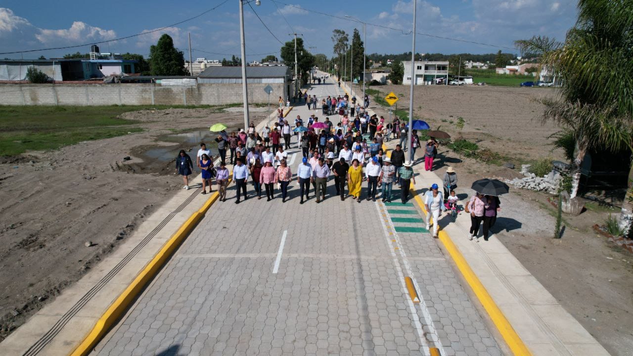 Inaugura Mundo Tlatehui adoquinamiento de la calle Reforma Sur en Santa María Tonantzintla