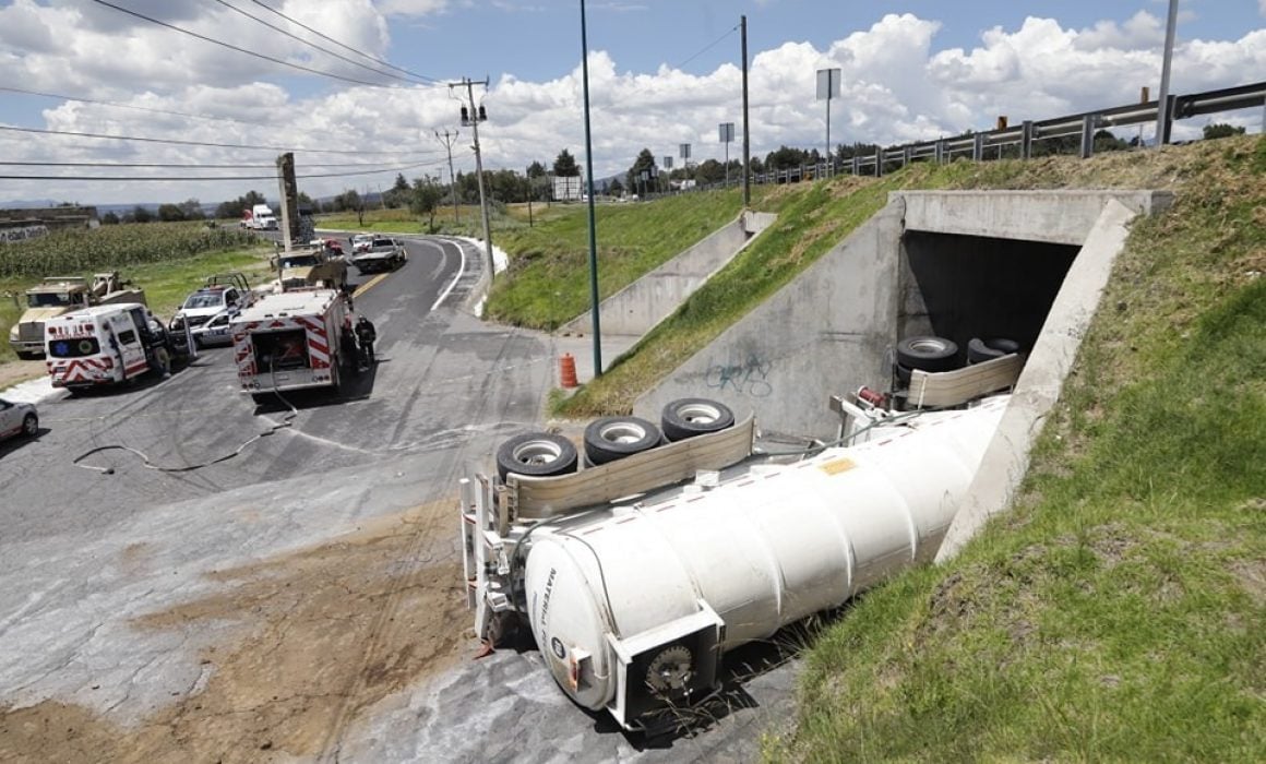 Vuelca pipa cargada con cloro en Tocatlán; hay un lesionado