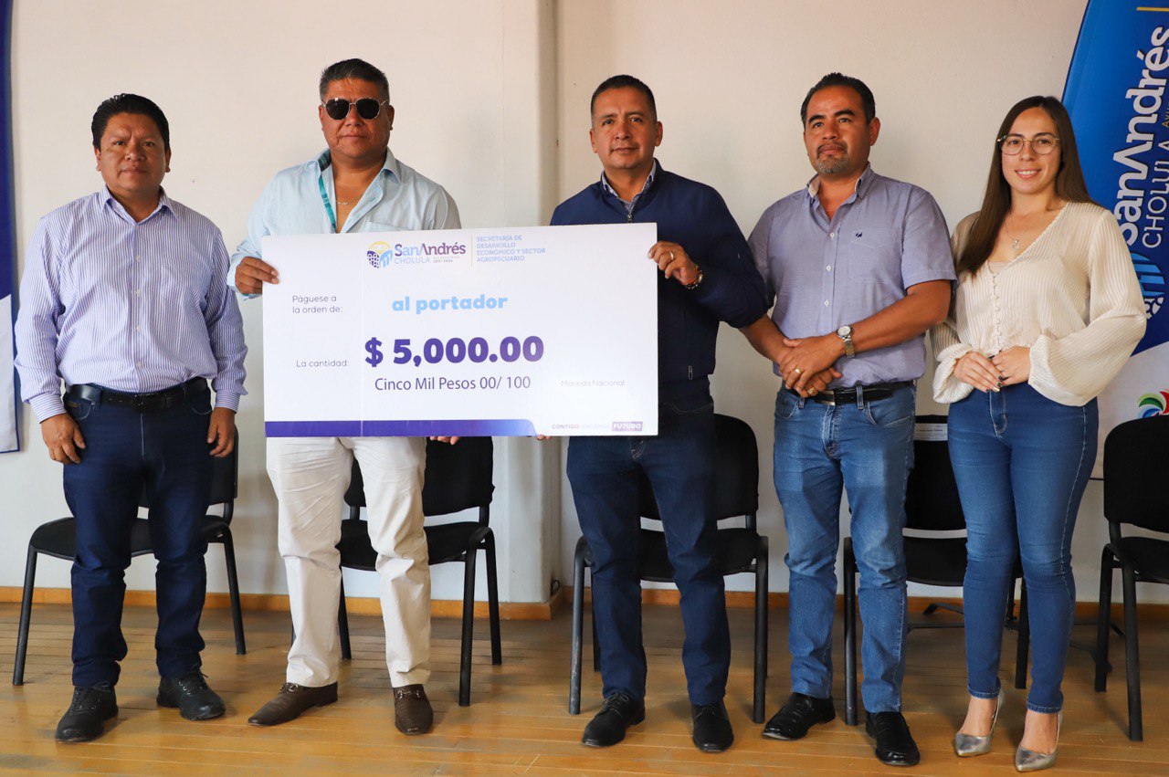 Entrega Mundo Tlatehui apoyos económicos para Comerciantes con Futuro de la Avenida Polux Oriente