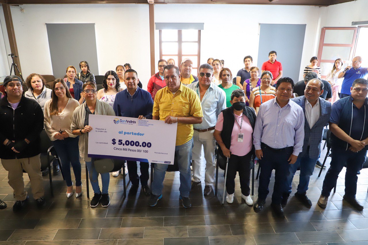 Comunicado oficial Entrega Mundo Tlatehui apoyos económicos para Comerciantes con Futuro de la Avenida Polux Oriente