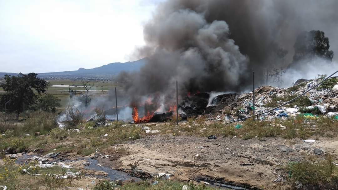 Extinguen intenso incendio en relleno sanitario de Huamantla