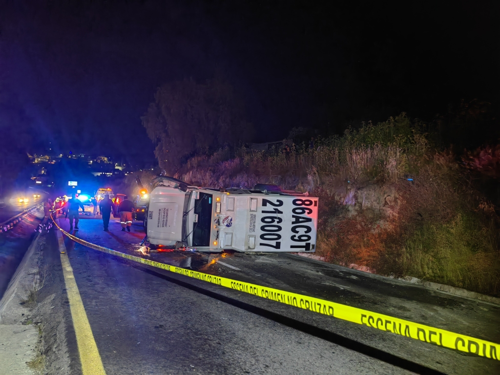 Vuelca camioneta de valores en Tizatlán; hubo dos personas lesionadas 