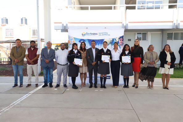 Por: Cortesía Lula Pineda Edmundo Tlatehui reconoce a alumnos destacados en el Bachillerato Digital 4