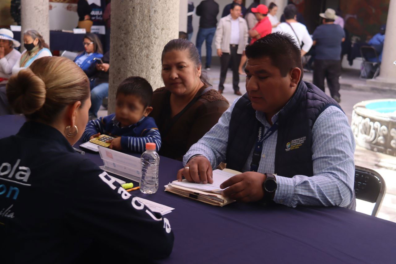 Paola Angon encabeza martes ciudadano, brindando acompañamiento en sus trámites a las familias