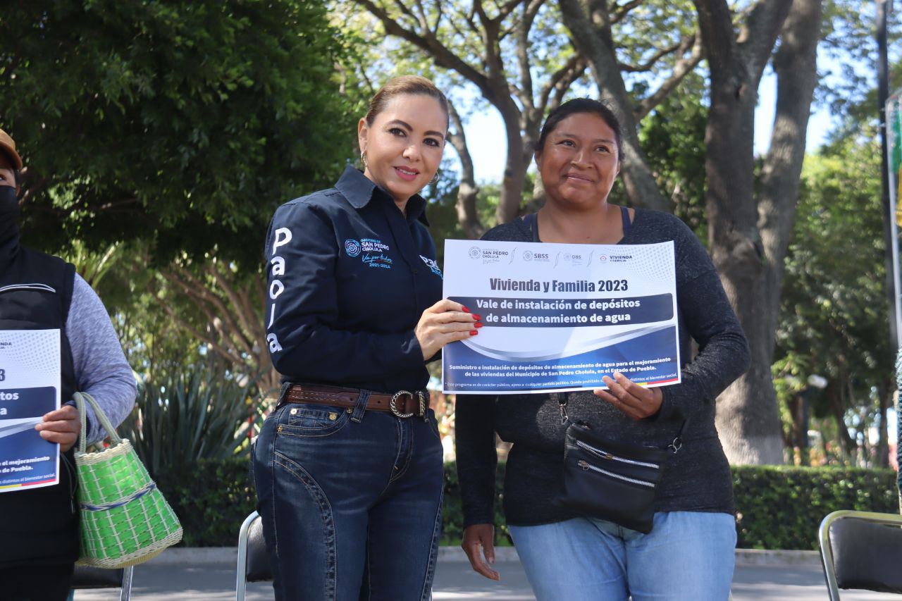 Paola Angon entrega 500 depósitos de agua para abastecer a igual número de familias