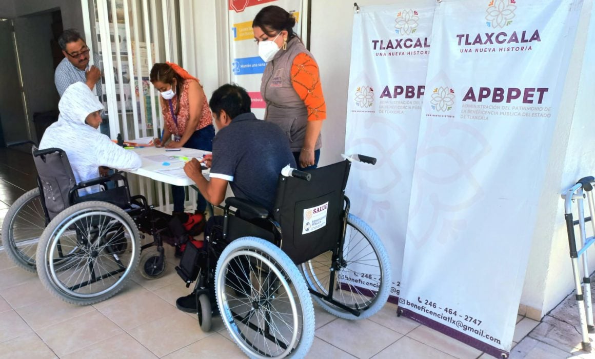 Por: Cortesía Entrega beneficencia pública de Tlaxcala 200 sillas de ruedas