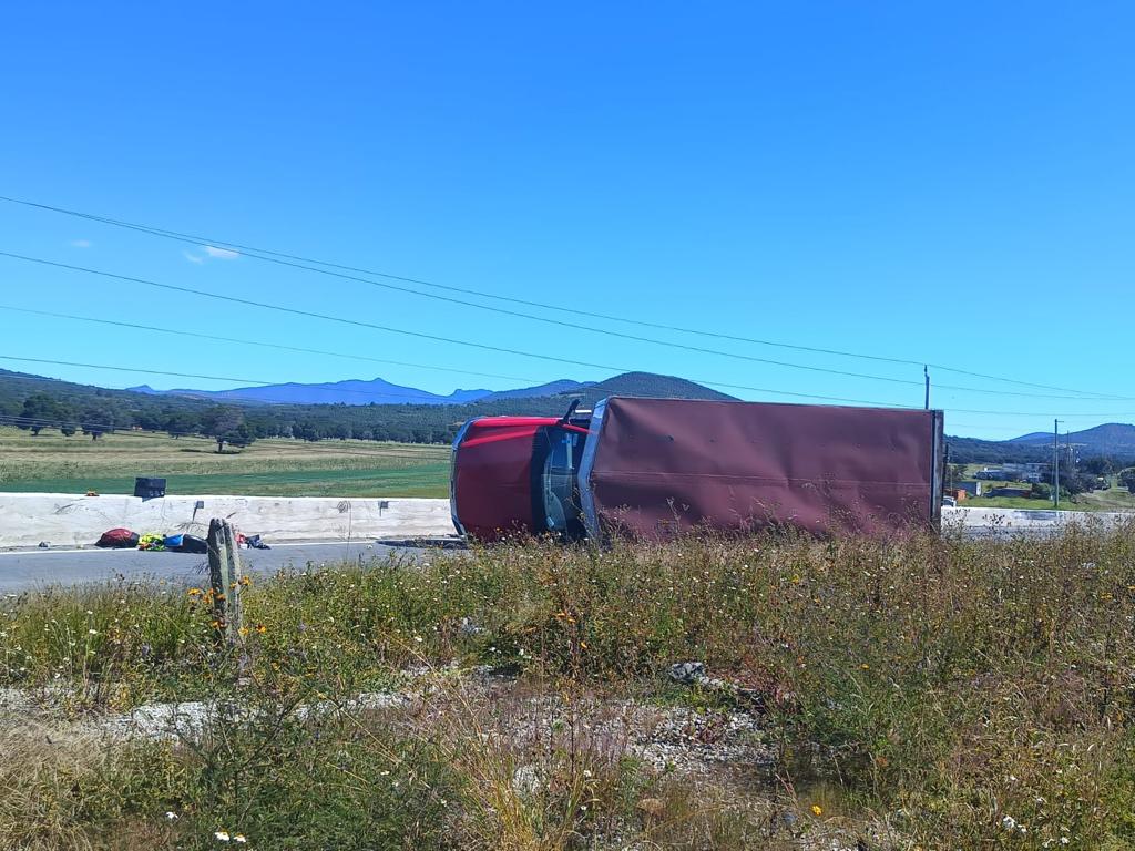 Vuelca tráiler sobre la carretera Mena - Huamantla, cerca de CIX I en Tetla