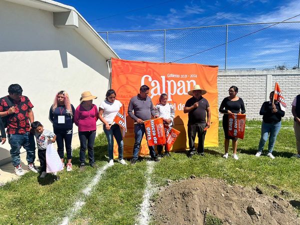 Da banderazo de inicio a construcción de aula en Primaria Cuauhtémoc, el presidente municipal de Calpan