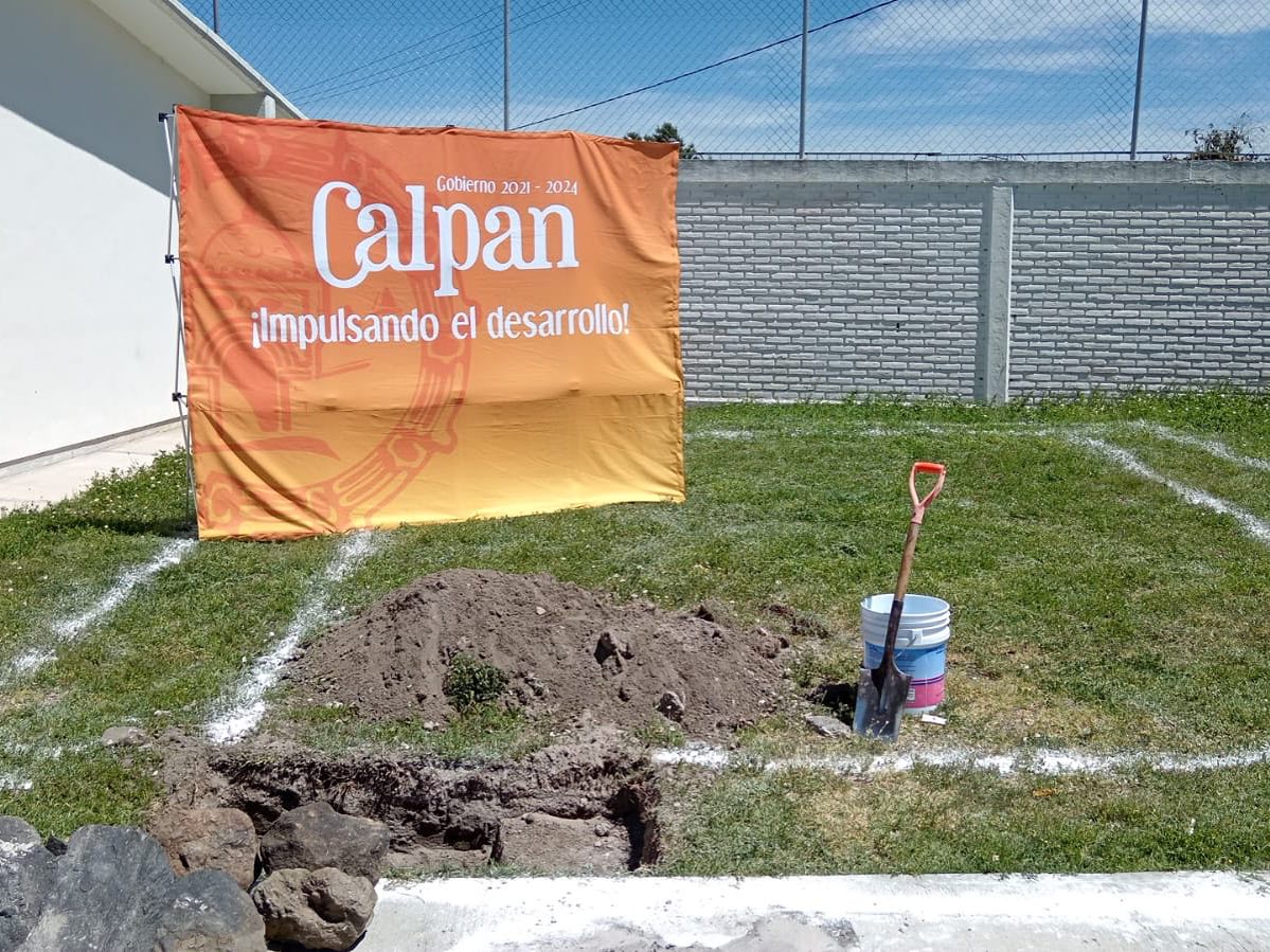 Por: Cortesía Lula Pineda Da banderazo de inicio a construcción de aula en Primaria Cuauhtémoc, el presidente municipal de Calpan