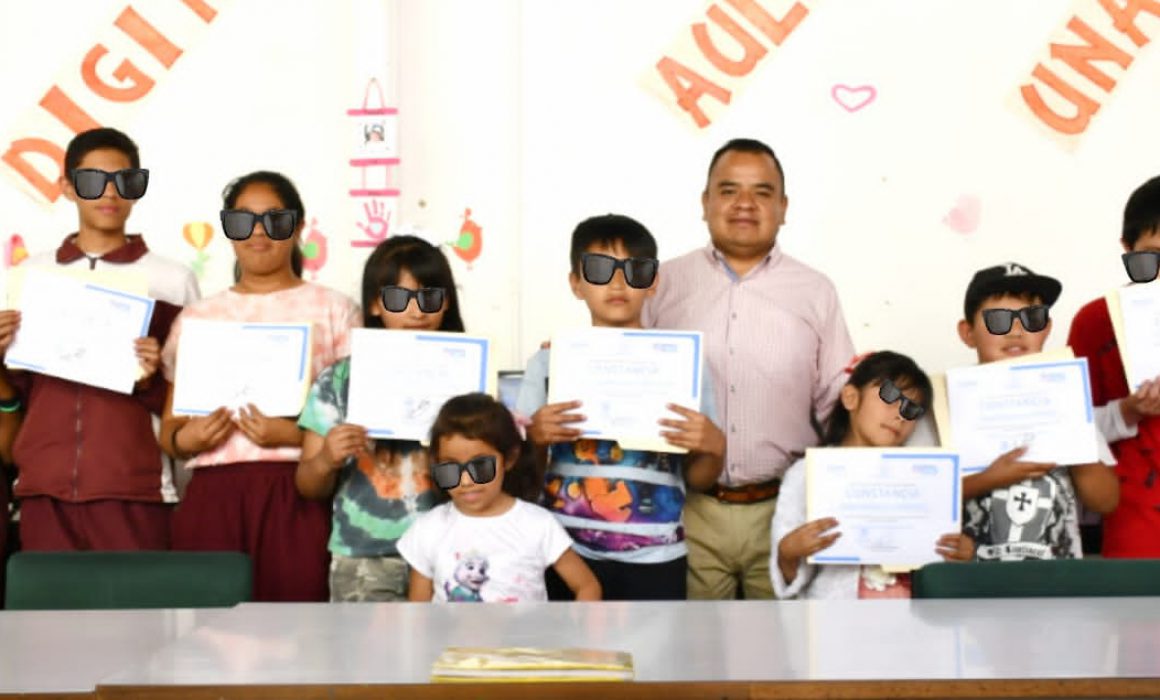 Entrega Apetatitlán constancia de finalización del curso de informática