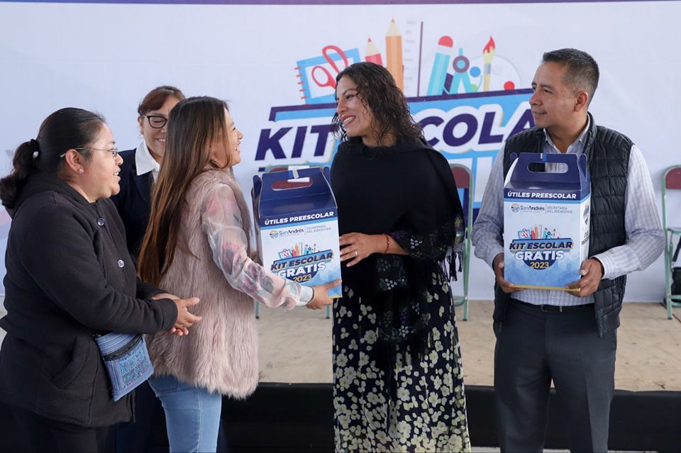 Por: Cortesía Lula Pineda Kits escolares, ahora tocó el turno a 850 niños de los 13 CAIC´s de San Andrés Cholula