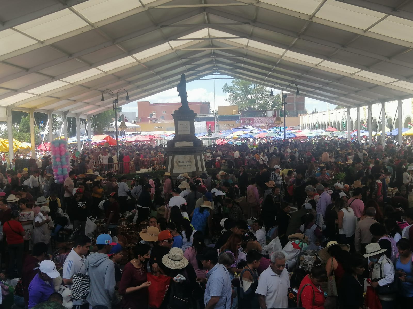 Trueque más vivo que nunca, concentra en la Plaza de la Concordia a más de 10 mil personas