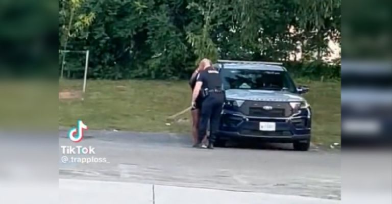 Por: Cortesía Captan a policía siendo infiel con una mujer que "arrestó" y subió a su patrulla en horario laboral (Vídeo)