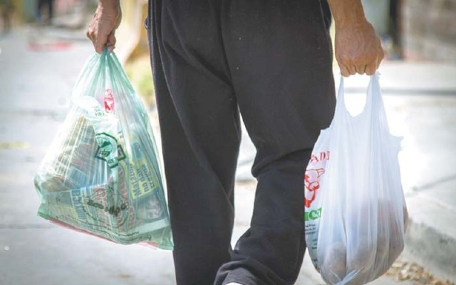 Comercios de Puebla capital enfrentarán multas de hasta 42 mil pesos por entregar bolsas de plástico
