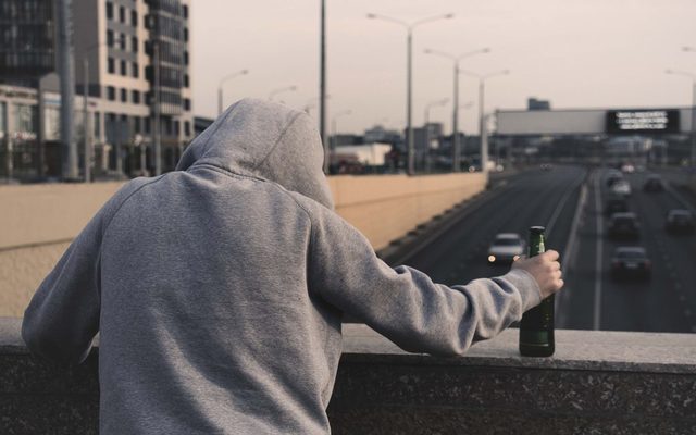Consumo de alcohol afecta crecimiento del cerebro en jóvenes