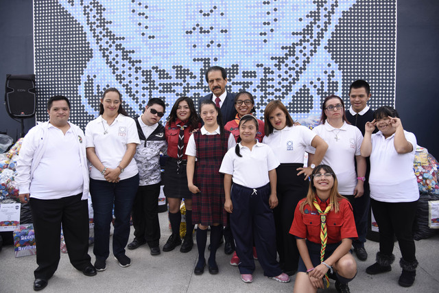 Foto: Cortesía BUAP entrega a la Fundación Down de Puebla tonelada y media de tapas de plástico