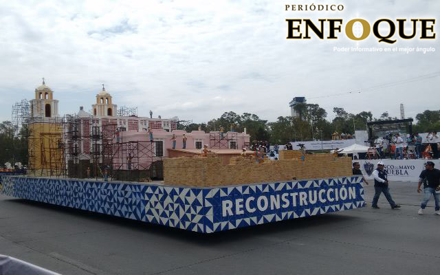 Foto: Daniel Jiménez El director de Protección Civil en el municipio de Puebla, Gustavo Ariza Salvatori, dio a conocer que, debido a las lluvias suscitadas durante esta semana en la capital poblana, al menos 14 casonas ubicadas en el Centro Histórico se encuentran en riesgo de colapsar. Ariza Salvatori indicó que desde el inicio de la actual administración municipal, dueños de 425 inmuebles de este tipo han sido notificados para que emprendan trabajos de mantenimiento en ellos. Asimismo, puntualizó que el año pasado se contaba con 25 casonas en situación de riesgo, de las cuales, 9 fueron atendidas y el resto son las que actualmente se tienen al borde de colapsar. Por lo anterior, detalló que algunas de estas casonas tenían espacios en renta, por lo que el personal a su cargo ha impedido que ingresen a estos, al igual que con las personas en situación de calle y se instalaban a sus afueras. Esto debido a que ya son considerados como lugares que atentan contra el bienestar de la gente. Reveló que la dirección a su cargo ya hizo trabajos de acordonamiento en tres casonas del primero cuadro de la ciudad, pues refiere que el riesgo existe mientras estos espacios sean habitados, por lo que reiteró que, además de buscar a sus propietarios para la rehabilitación, están cuidando que nadie ingrese.